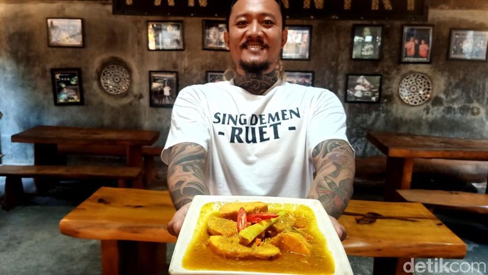 Mencicipi Gurihnya Telur Ikan Setan Bumbu Bali, Siapa Mau Coba? Kuliner di Bali memang tak ada habisnya untuk dikulik dan dinikmati. Salah satunya menu Telur Ikan Setan Bumbu Bali khas Pan Tantri di Sanur, Bali. Penasaran?