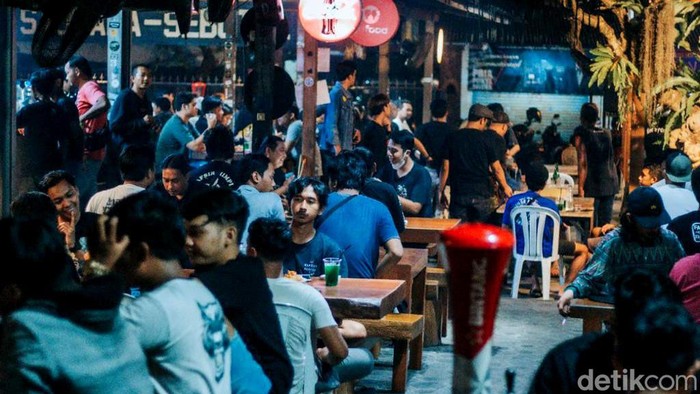 Mencicipi Gurihnya Telur Ikan Setan Bumbu Bali, Siapa Mau Coba? Kuliner di Bali memang tak ada habisnya untuk dikulik dan dinikmati. Salah satunya menu Telur Ikan Setan Bumbu Bali khas Pan Tantri di Sanur, Bali. Penasaran?