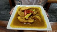 Kuahnya berwarna agak kuning pekat dengan kuah yang terbilang kental dan masih terlihatnya serat dari campuran rempah-rempah base genep itu sendiri. Rasanya pun benar-benar gurih dan tidak terlalu dominan pedas maupun sebaliknya, semuanya seimbang. Sementara itu, telur ikan setan memiliki tekstur yang lembut namun sedikit renyah ketika dinikmati. Rasanya pun unik dan terbilang sedikit lumer di lidah.