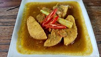 Menu Telur Ikan Setan Bumbu Bali khas Pan Tantri di Sanur jadi salah satu kuliner unik yang menarik untuk dicicipi saat berkunjung ke Bali.