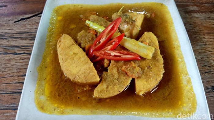 Mencicipi Gurihnya Telur Ikan Setan Bumbu Bali, Siapa Mau Coba? Kuliner di Bali memang tak ada habisnya untuk dikulik dan dinikmati. Salah satunya menu Telur Ikan Setan Bumbu Bali khas Pan Tantri di Sanur, Bali. Penasaran?