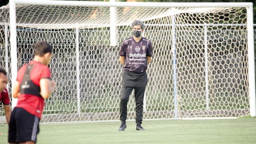 Pelatih Bali United Stefano Cugurra Teco menggembleng fisik para pemainnya sebagai persiapan untuk mengarungi musim baru kompetisi sepak bola