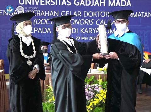 Menhub Budi Karya Sumadi menerima gelar Doktor Kehormatan UGM, Senin (23/5/2022).