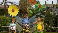 Sejumlah anak-anak berpose menggunakan kostum bunga yang imut dan lucu.
