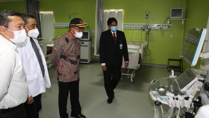 Menko PMK Muhadjir Effendy memberikan sejumlah catatan untuk RS Udayana Bali yang merupakan RS rujukan yang mendukung kegiatan internasional. (dok Kemenko PMK)