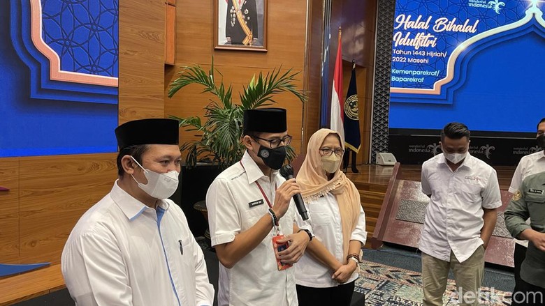 Menparekraf Sandiaga Uno dalam Halal Bihalal Kemenparekraf. Menparekraf Sandiaga Uno dalam Halal Bihalal Kemenparekraf.
