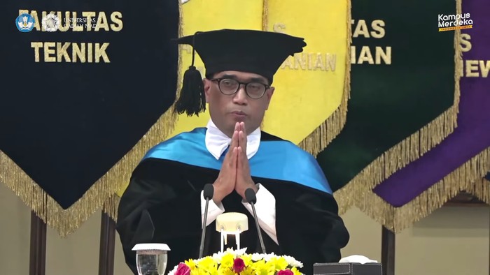 Menteri Budi Karya mendapatkan gelar Doktor Kehormatan