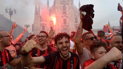 Momen Milanisti Bikin Kota Milan Merah Membara
