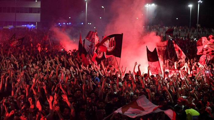 Soccer Football - AC Milan players celebrate with fans  after winning the Serie A - Milan, Italy - May 23, 2022 AC Milan fans celebrate after winning the Serie A REUTERS/Daniele Mascolo