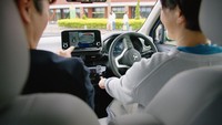 Mitsubishi eK X EV juga dibekali fitur canggh MI-PILOT. Ini adalah kendaraan Mitsubishi pertama yang menggunakan sistem pendukung parkir MI-PILOT untuk dapat membantu kelancaran parkir. Sistem secara otomatis mendeteksi kemungkinan posisi parkir dan dapat menangani parkir mundur, parkir maju, atau parkir paralel. (Opsi pabrik untuk varian P). Foto: Dok. Mitsubishi