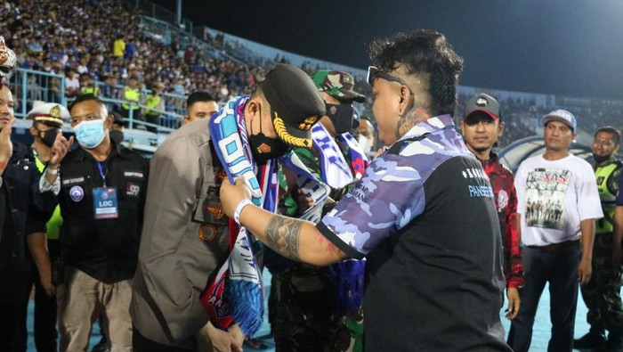 Momen Kapolres Malang AKBP Ferli Hidayat menjadi warga kehormatan