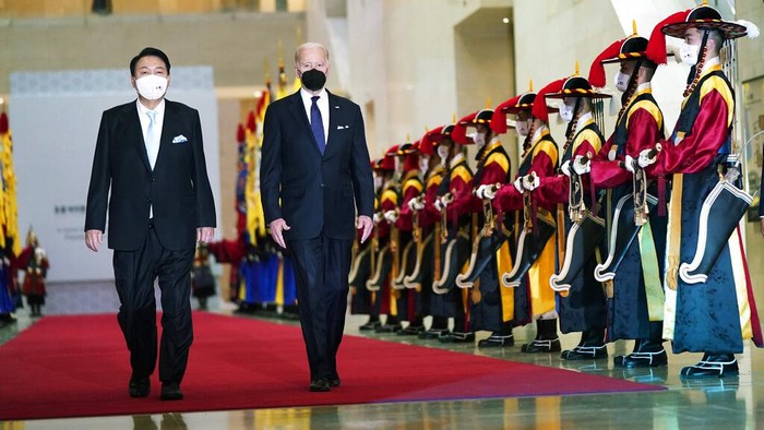 Momen Lawatan Biden ke Jepang Hingga Korea Selatan U.S. President Joe Biden, back left, shares a light moment with people at a table with South Korean President Yoon Suk Yeol, back right, at a state dinner at the National Museum of Korea, Saturday, May 21, 2022, in Seoul. (AP Photo/Evan Vucci)