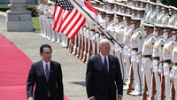 Presiden AS Joe Biden, kanan, dan Perdana Menteri Jepang Fumio Kishida meninjau pengawal kehormatan saat upacara penyambutan Presiden Biden, di wisma negara Istana Akasaka di Tokyo, Jepang, Senin (23/5/2022). (AP Photo/Eugene Hoshiko)