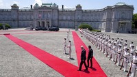 Kemudian Biden mendarat di Pangkalan Udara Yokota di luar Tokyo pada Senin (23/5/2022), setelah menghabiskan dua hari di Korea Selatan. (AP Photo/Eugene Hoshiko)