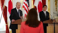 Kedua sekutu utama ini juga diharapkan menegaskan kembali hubungan dekat mereka dalam menanggapi invasi Rusia ke Ukraina. Mereka juga menyetujui bahwa perubahan sepihak dalam status quo dengan paksa tidak dapat diterima. (AP Photo/Evan Vucci)