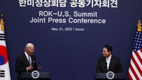 Presiden AS Joe Biden tiba di Korea Selatan, Jumat (20/5), dalam kunjungan pertamanya ke negara itu sebagai presiden. (AP Photo/Jeon Heon-Kyun)