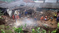 Hujan deras yang terjadi pada Sabtu (21/5) menyebabkan tanah longsor dan menghancurkan tiga rumah.  