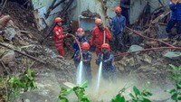 Longsor juga mengakibatkan tiga orang meninggal dunia tertimbun runtuhan dan satu orang masih dalam pencarian.