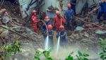 Momen Pencarian Korban Tanah Longsor di Cijeruk, Bogor