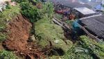 Momen Pencarian Korban Tanah Longsor di Cijeruk, Bogor