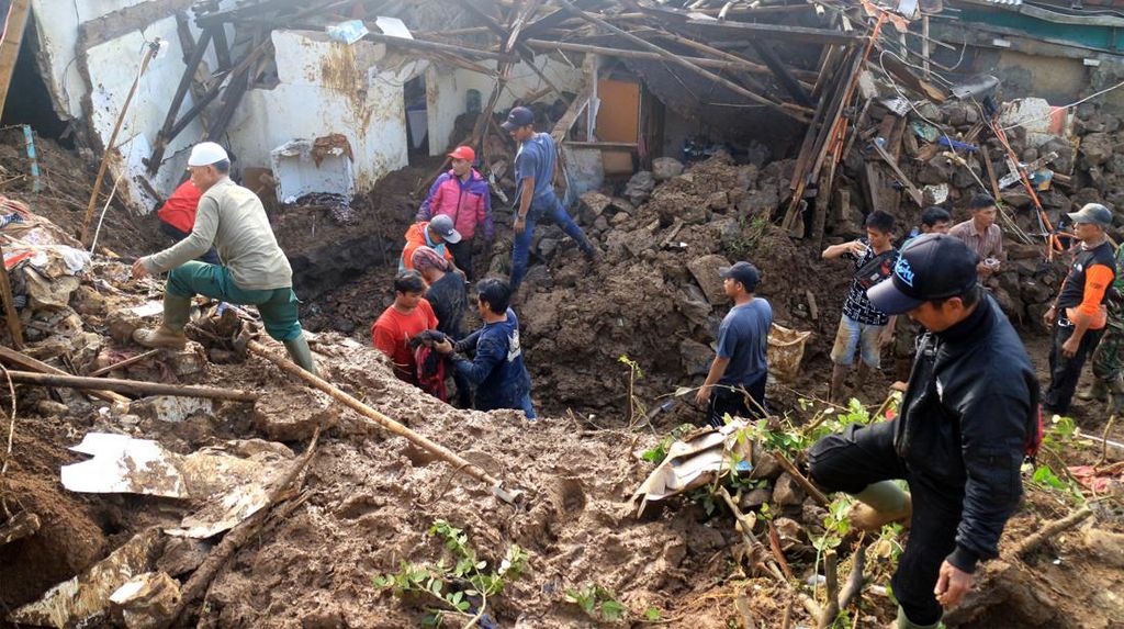 Momen Pencarian Korban Tanah Longsor di Cijeruk, Bogor