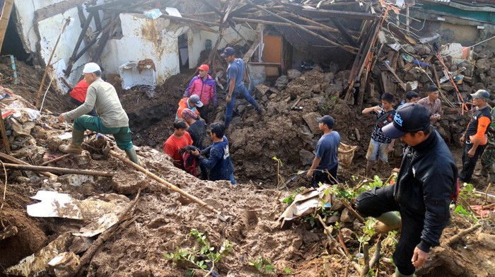 Longsor melanda Desa Cipelang, Cijeruk, Kabupaten Bogor, pada Sabtu (21/5). Longsor di kawasan itu menewaskan tiga orang dan satu orang masih dalam pencarian.