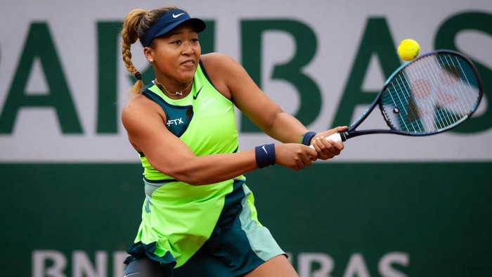 PARIS, FRANCE - MAY 23: Naomi Osaka of Japan in action against Amanda Anisimova of the United States in their Womens Singles First round match on Day 2 of the 2022 French Open at Roland Garros on May 23, 2022 in Paris, France (Photo by Robert Prange/Getty Images)