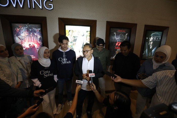 Wakil Ketua MPR RI Zulkifli Hasan menghadiri acara nonton bareng (nobar) film Cinta Subuh yang tayang perdana di XXI, Senayan City, Jakarta. Ia ddidampingi penulis naskah, produser, artis pendukung, dan organisasi kaum perempuan.