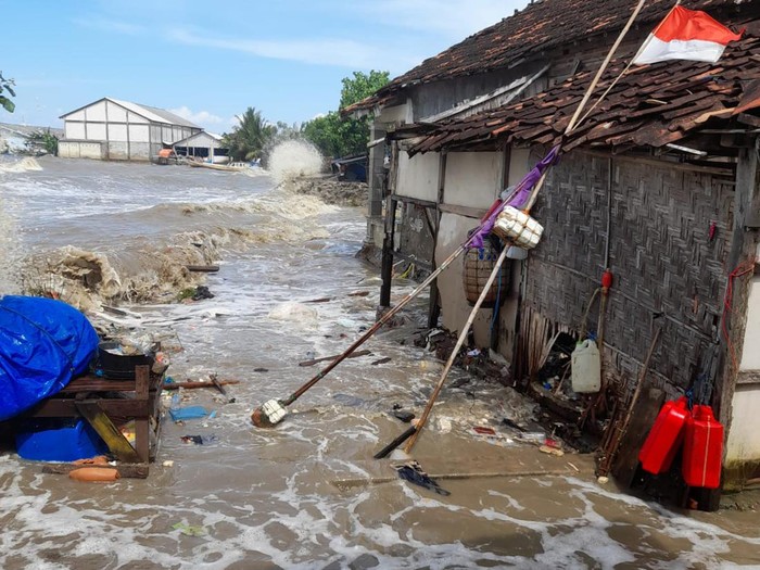 Ombak menerjang permukiman di Kecamatan Dukuhseti Pati, Senin (23/5/2022).