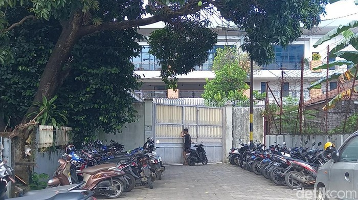 Pagar yang berdiri di atas fasum yang dibangun pengelola Toko Agung Makassar.