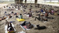 Para tunawisma tidur di bawah kolong jembatan layang di Ibu Kota New Delhi, Jumat (20/5/2022) waktu setempat.  
