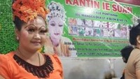Sebuah tempat makan di ITC Mangga Dua terkenal dengan pemiliknya yang nyentrik. Ie suan setiap harinya selalu punya kostum dengan warna cerah dan berbagai aksesoris yang mencolok. Foto: 1cak.com