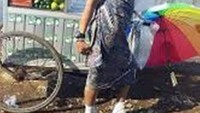 Tampil beda, seorang penjual rujak punya gaya nyeleneh yang memancing tawa. Kenakan wig berwarna pink serta kain batik yang dililitkan ke tubuhnya, setiap lewat berjualan tidak ada pelanggannya yang tak terhibur. Foto: 1cak.com