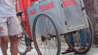 Kenakan kacamata dan pengikat kepala, banyak netizen yang salah fokus dengan gaya penjual cilok yang satu ini. Banyak yang mengatakan gayanya mirip Atta Halilintar. Foto: 1cak.com