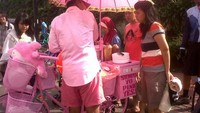 Jika pedagang lain tampil rapi dengan celana panjang dan kemeja, penjual Siomay Pink ini justru lebih menggemaskan. Hampir semua pakaiannya serba pink, mulai dari topi, sepeda, boneka hingga celana pendeknya. Sosoknya sempat amat viral. Foto: 1cak.com