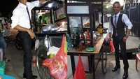 Walaupun hanya menjajakan bakso gerobakan, pedagang ini enggan tampil biasa-biasa saja. Kenakan kemeja putih, dasi hingga pantofel boots membuatnya begitu kece dan berbeda dengan pedagang bakso lainnya. Foto: 1cak.com