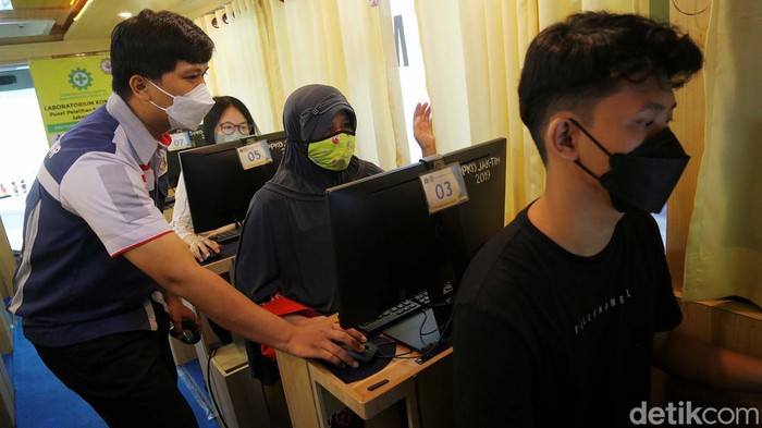 Instruktur memberikan materi kepada warga yang mengikuti pelatihan komputer di Mobile Tranning Unit di Rusun Jatinegara Barat, Jakarta, Senin (23/5/2022). Pusat Pelatihan Kerja Daerah Jakarta Timur melaksanakan program jemput bola pelatihan komputer secara gratis bagi warga rusun Jatinegara Barat sebagai upaya mendorong penyiapan tenaga siap kerja dan mengurangi angka pengangguran.