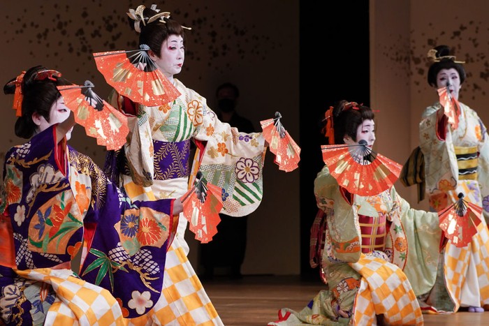Penari Geisha Tokyo <i>Comeback</i>! TOKYO, JAPAN - MAY 20: Performing artists and entertainers trained in traditional styles called