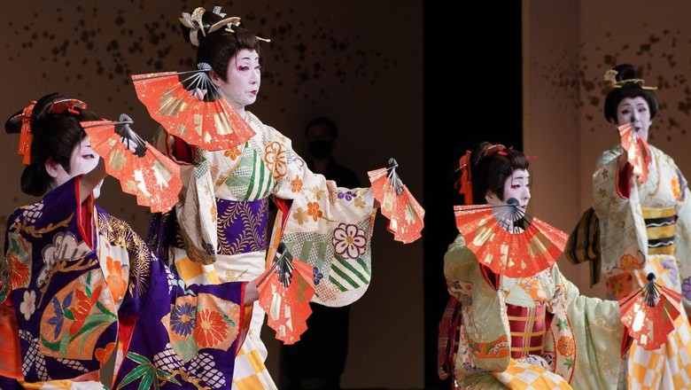 Penari Geisha Tokyo Comeback! TOKYO, JAPAN - MAY 20: Performing artists and entertainers trained in traditional styles called