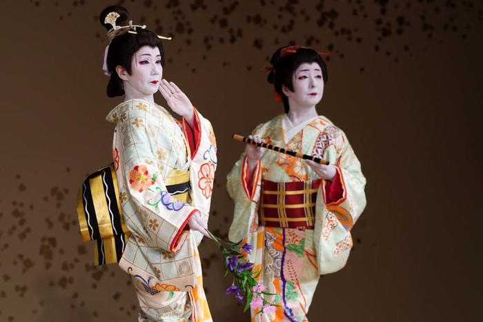 Penari Geisha Tokyo <i>Comeback</i>! TOKYO, JAPAN - MAY 20: Performing artists and entertainers trained in traditional styles called