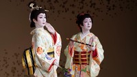 Jika tidak tampil secara terbuka di panggung, para seniman tampil di restoran tradisional Jepang kelas atas.  Foto: Getty Images/Tomohiro Ohsumi