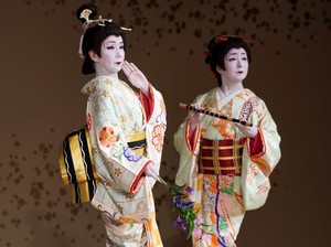 Dear Turis, Geisha yang Cantik Itu Jangan Sembarangan Difoto!