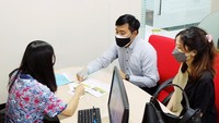 Nasabah mendengarkan penjelasan dari salah satu cotumer service perihal Klaim yang merupakan salah satu manfaat dari produk asuransi jiwa unggulan dari Panin Dai-ichi Life, yang dapat diperoleh melalui cabang-cabang Panin Bank terdekat yaitu Panin Premier Protection dengan manfaat tambahan Additional Life Cover dan Parent Life Cover.