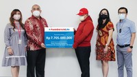 Head of Sales Panin Dai-ichi Life Sutrisno Ho (kedua kiri) didampingi Weatlh Relationship Manager KCU Balikpapan Indah Widyastuti (kiri), secara langsung menyerahkan klaim dengan total nilai lebih dari Rp 7,7 Miliar kepada ahli waris nasabah didampingi Branch Manager KCU Balikpapan Hennitta Mursalim (kedua kanan) dan Commercial Banking Manager KCU Balikpapan Teofilus Candra (kanan) di Balikpapan, Kalimantan Timur, Senin (23/5).