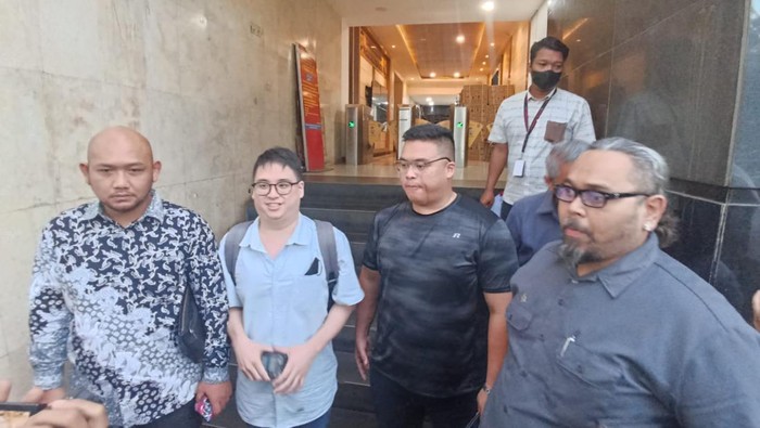 Pengemudi Yaris, Yohanes (kiri) dan pengemudi Pajero, William (kanan) bertemu di Polda Metro Jaya.