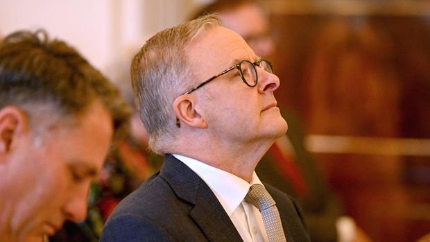 Perdana Menteri baru Australia Anthony Albanese (tengah) menghadiri upacara pelantikan pemerintahan baru di Government House di Canberra, Australia, Senin (23/5/2022).  (Photo by SAEED KHAN/AFP via Getty Images)