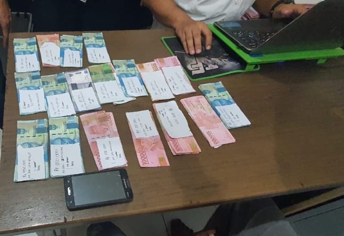 Peredaran uang palsu dari seorang tersangka berinisial SRS (32) kembali dibongkar polisi di Surabaya Peredaran uang palsu dari seorang tersangka berinisial SRS (32) kembali dibongkar polisi di Surabaya
