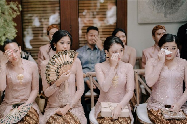 Para kerabat dan bridesmaid pun tak kuasa menahan haru saat menyaksikan orang tersayang dan terdekat mereka memulai lembaran baru. Foto: Instagram/@maudyayunda