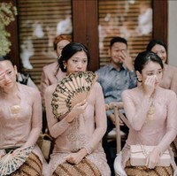 Para kerabat dan bridesmaid pun tak kuasa menahan haru saat menyaksikan orang tersayang dan terdekat mereka memulai lembaran baru. Foto: Instagram/@maudyayunda