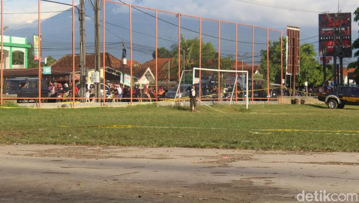 Polisi bersiaga di sekitar pria yang diduga membawa bom di majalengka